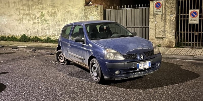 l’auto clio distrutta