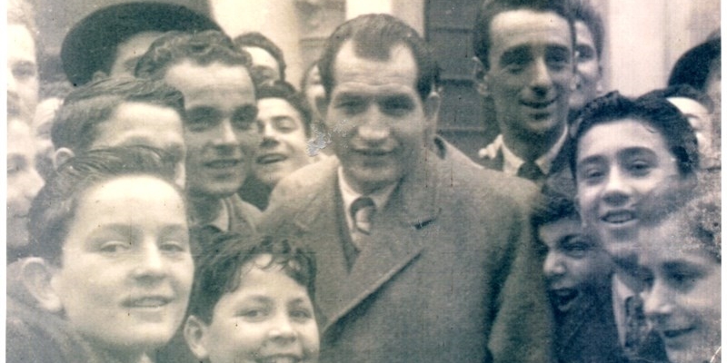 Anno 1946 - Gino Bartali al Bar La Magnolia in occasione dell’inaugurazione del Gruppo Sportivo Giovanile “Gino Bartali”, che diede vita alla Coppa della Liberazione.