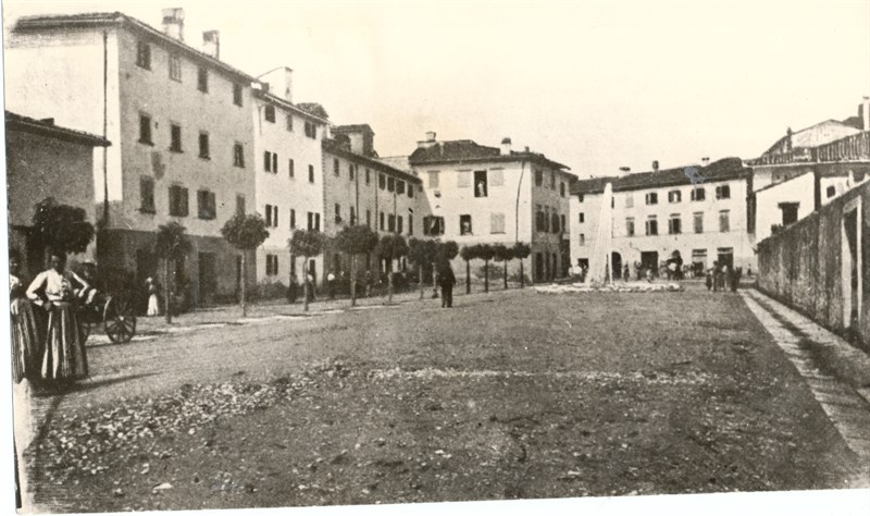 La grande vasca con il getto nel piazzale a Borgo San Lorenzo (Foto G. Ungania)    