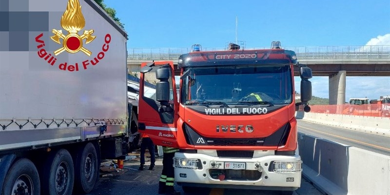 Incidente sull’A1 tra Firenze Sud e Incisa: coinvolti tre mezzi pesanti e un autocaravan