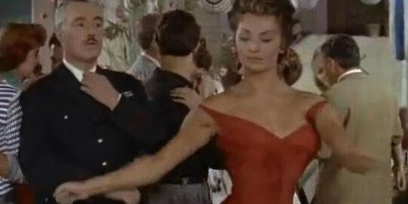 1934 - Sophia Loren compie 90 anni. Nella foto Sophia con Vittorio De Sica nella celebre scena del Mambo in Pane, amore e... (1955)