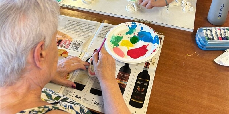 Bagno a Ripoli, tra amicizie e incontri con i bambini il primo Atelier Alzheimer aperto in Toscana festeggia i 13 anni