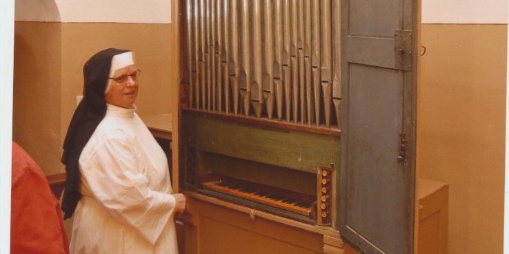 Suor Maria Imelda  davanti al piccolo organo settecentesco del monastero.  