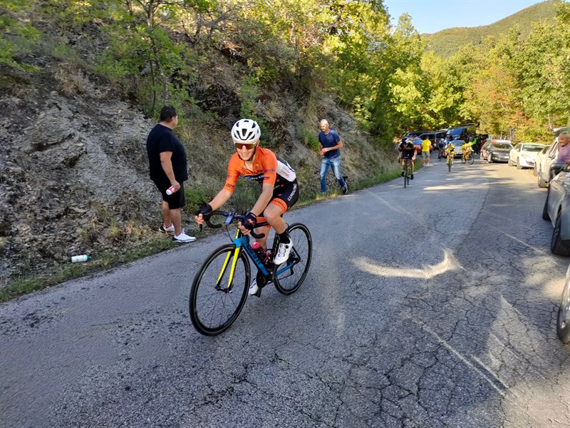 Il ciclista Marco Vaglietti della SDA Prealpina sulla salita delle Salaiole. Marco è il primo dei tre figli di Letizia Pini di Borgo San Lorenzo, abitante da tanti anni nel varesotto