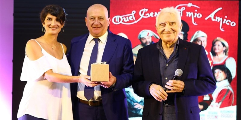 Il regista Alessandro Sarti e l'attore Sergio Forconi durante la premiazione al Cilento Film Festival