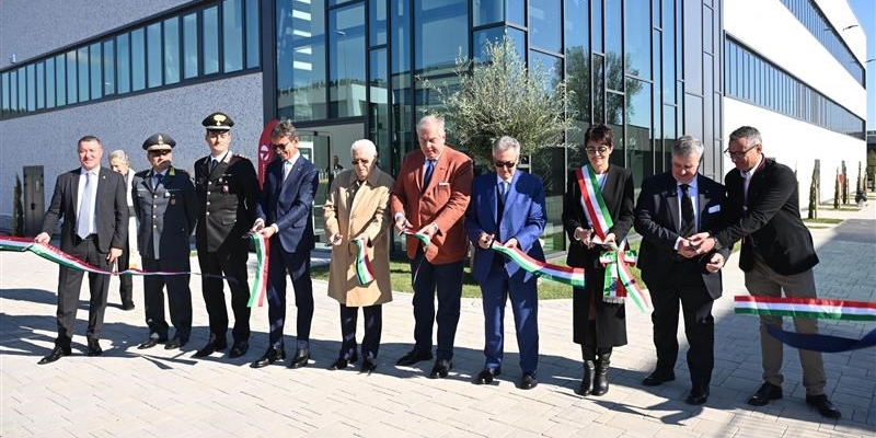 Il taglio del nastro con le autorità