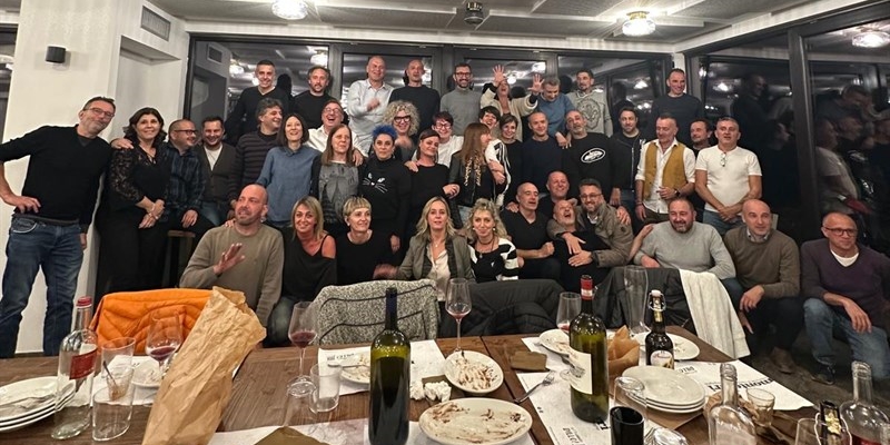 I cinquantenni di Vicchio festeggiano insieme: una serata di ricordi, amicizia e allegria