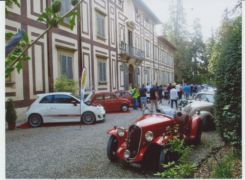 Un raduno nel parco della villa de La Torre a Cavallina.