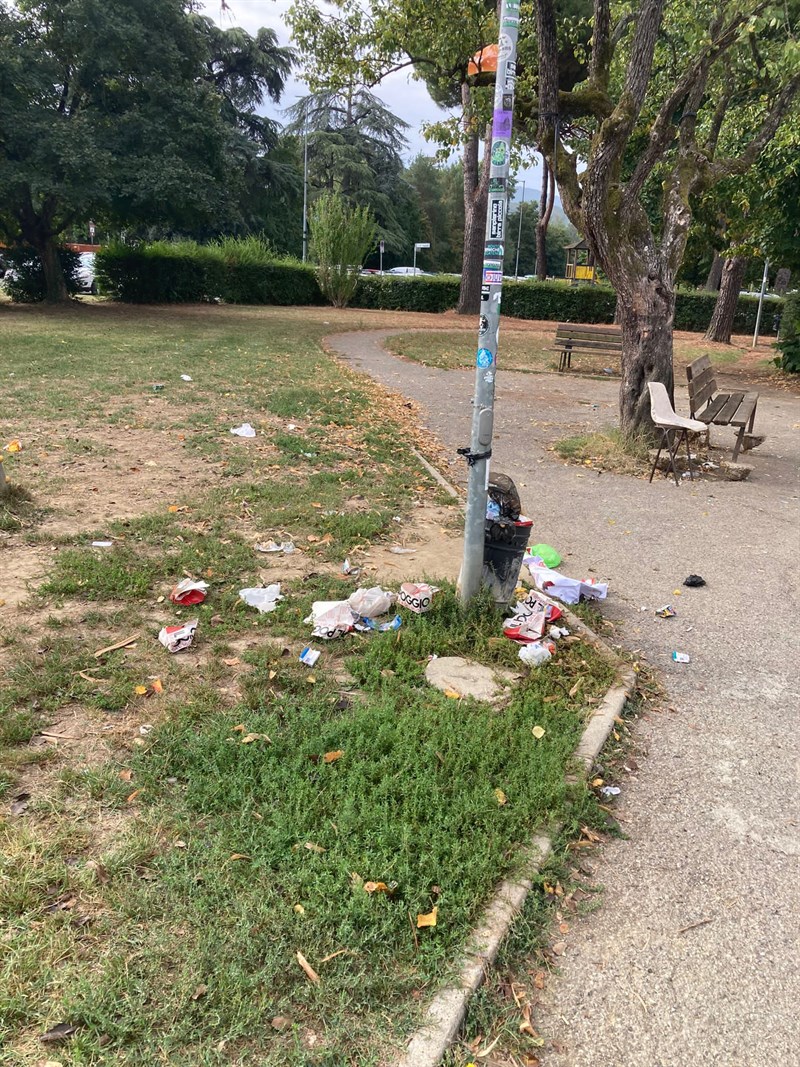 Lo sporco lasciato nei giardini di Villa Pecori