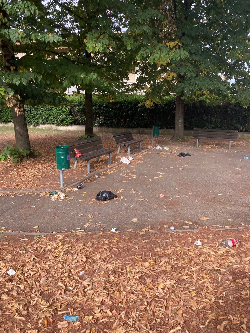 Lo sporco lasciato nei giardini di Villa Pecori