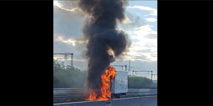 Furgone a fuoco in A1 fra Valdarno e Incisa Reggello