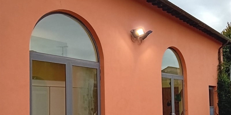 Luci sempre accese al Centro d’Incontro di Borgo San Lorenzo: la segnalazione di un lettore