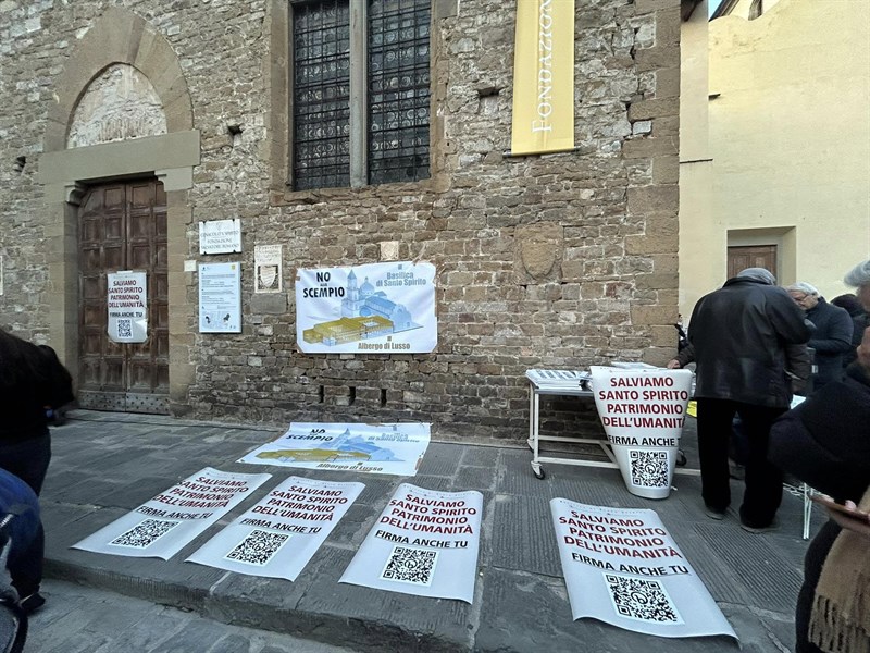 I cartelli sul sagrato