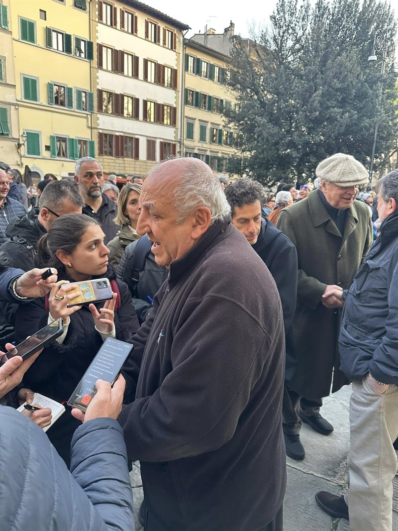 la protesta in Santo Spirito. Padre Pagano parla con la stampa