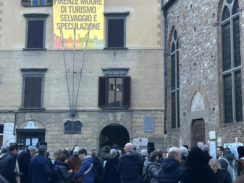 La proiezione sulla facciata di Salviamo Firenze