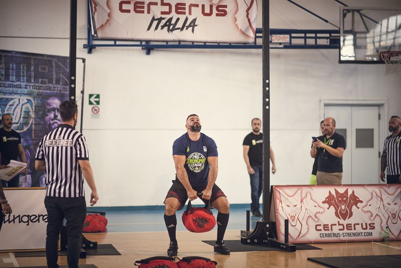 Paolo Acquaviva con la Sandbag da 23kg