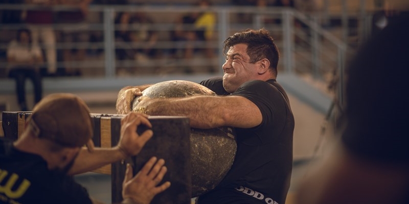 Nicolas Cambi con l'atlas stone da 180 kg.