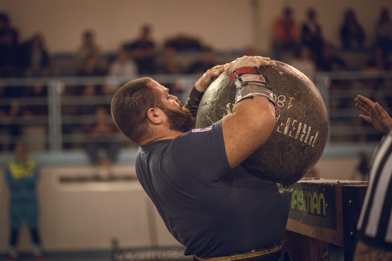 Emanuele Greco con la Atlas Stone da 180kg