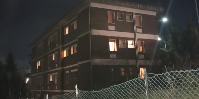 Luci accese e nuovi inquilini nell'ex palazzina FS accanto alla stazione ferroviaria