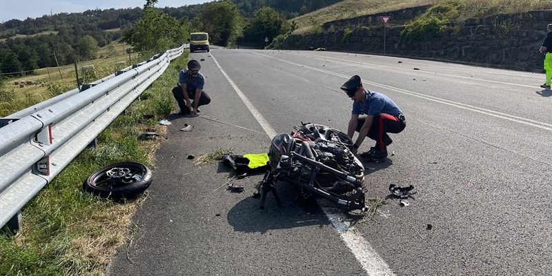 Il luogo dell’incidente mortale a Firenzuola con le moto a terra