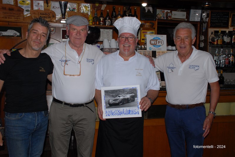 Una rara immagine di Gunther Klass sulla Ferrari con tutte le firme dei presenti viene consegnata al titolare del Ristorante di Claudio Poletti al Passo della Futa.