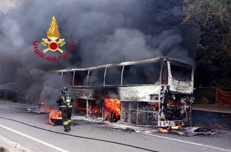 Il pulmann incendiato