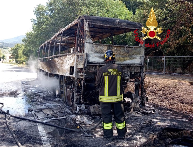 Il pulmann incendiato