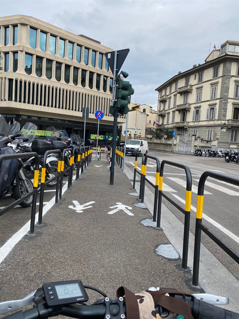 Il semaforo in mezzo al camminamento alla Stazione