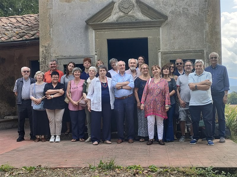Foto ricordo davanti all’Oratorio di Santa Cristina a Montazzi-Pallone a Borgo San Lorenzo 
