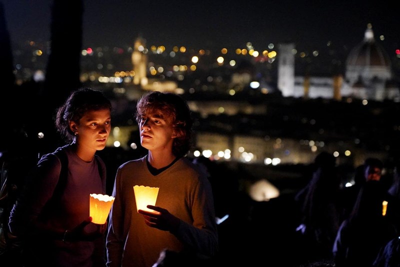 Un momento della fiaccolata della pace di ieri sera