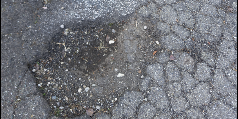 Traversa, la voce dei cittadini: strade dissestate, incuria e mancanza di controlli nel fine settimana