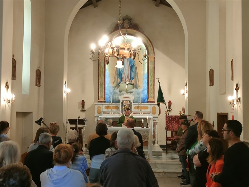 La Santa Messa all’interno nella Cappella di San Giuseppe