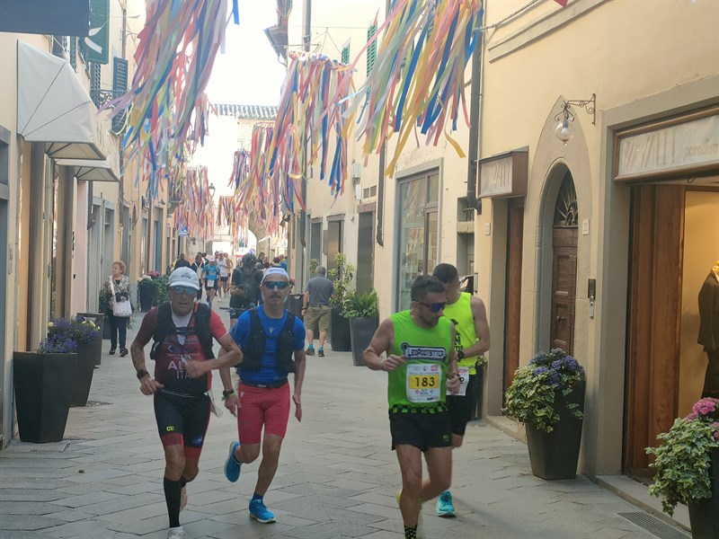 In via Mazzini (Malacoda) sotto i festoni