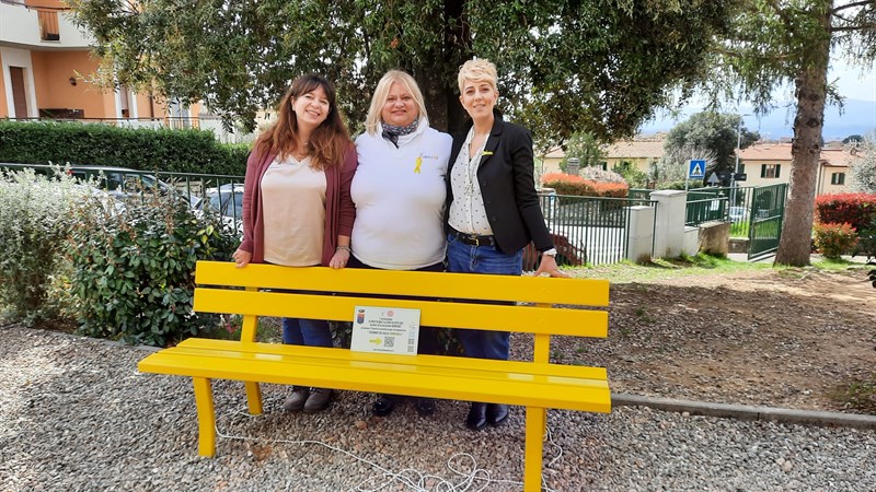 Le foto dei ragazzi della Guerri a Reggello insieme ai presenti all'inaugurazione sabato della panchina gialla per l’endometriosi 