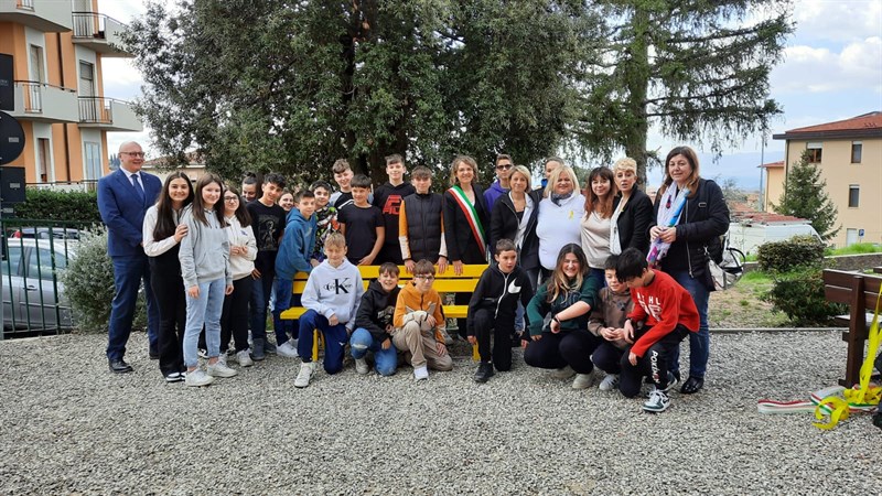 Le foto dei ragazzi della Guerri a Reggello insieme ai presenti all'inaugurazione sabato della panchina gialla per l’endometriosi 