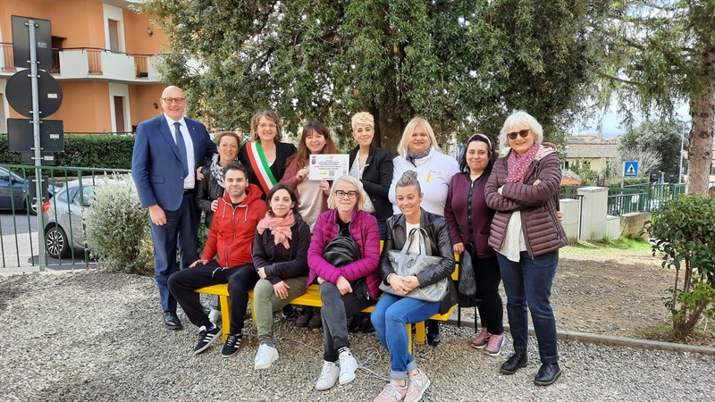 Le foto dei ragazzi della Guerri a Reggello insieme ai presenti all'inaugurazione sabato della panchina gialla per l’endometriosi 