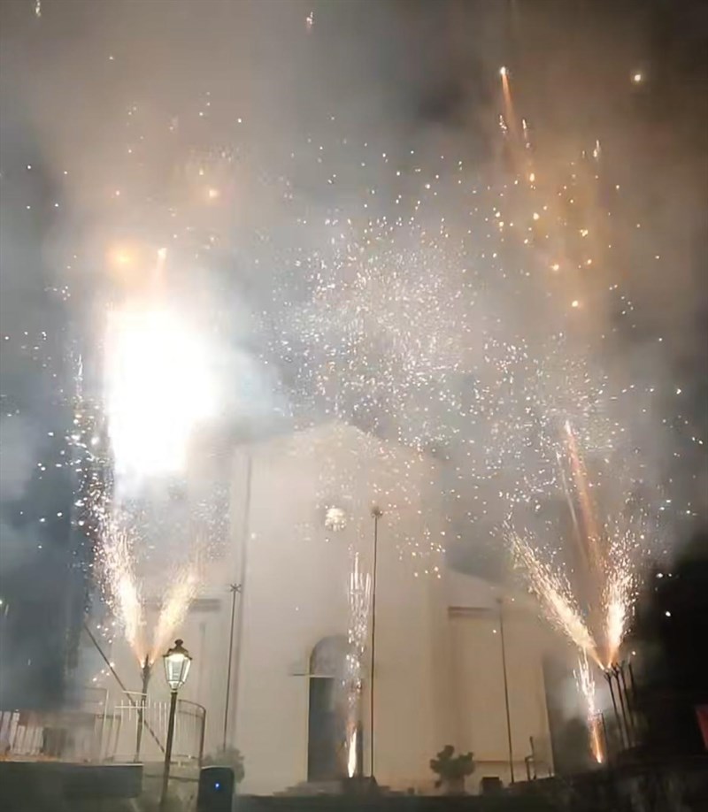 Fuochi pirotecnici sul sagrato della Chiesa