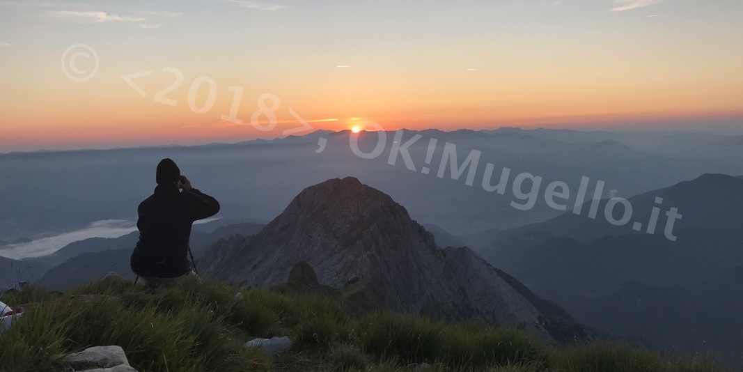 La Luna Rossa e l’alba in Apuane. Dall’obiettivo di Alessio Orlandini e Saverio Zeni