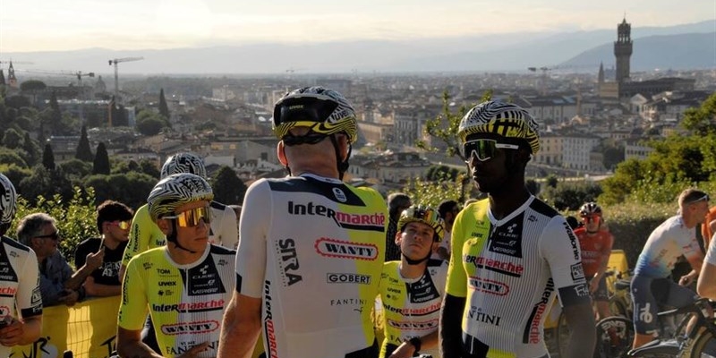 I ciclisti del Tour al Piazzale