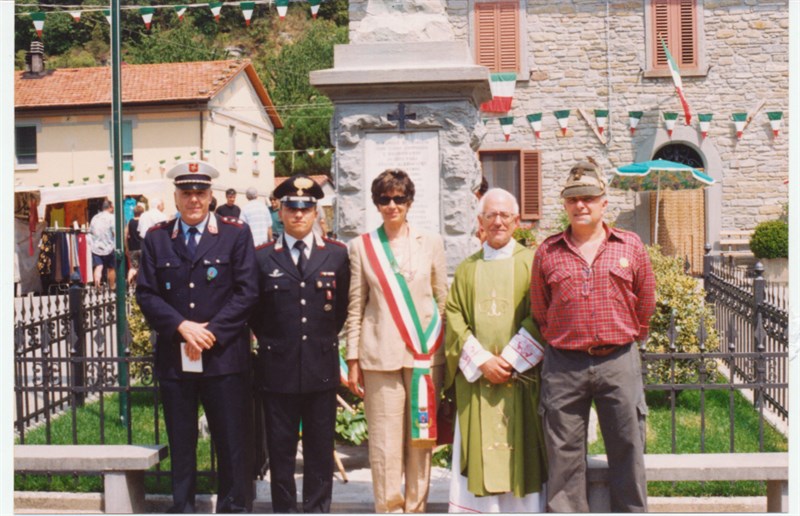 Una bella immagine del 2003 con Luigi Biagioni, il Capitano Guido Barbieri, l’assessore Patrizia Gherardi, don  Bruno Malavolti e Giuseppe Tronconi (Foto A. Giovannini)