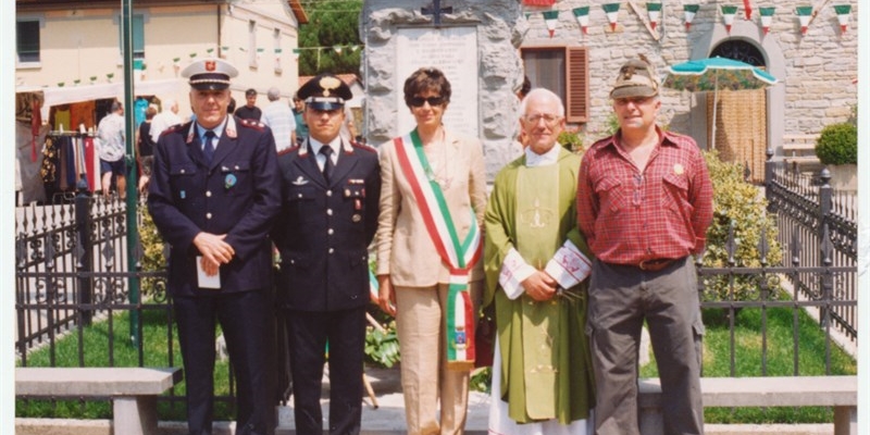 Una bella immagine del 2003 con Luigi Biagioni, il Capitano Guido Barbieri, l’assessore Patrizia Gherardi, don  Bruno Malavolti e Giuseppe Tronconi (Foto A. Giovannini)