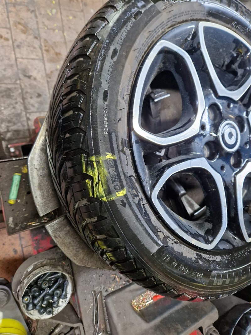 Autovettura con gomme squarciate