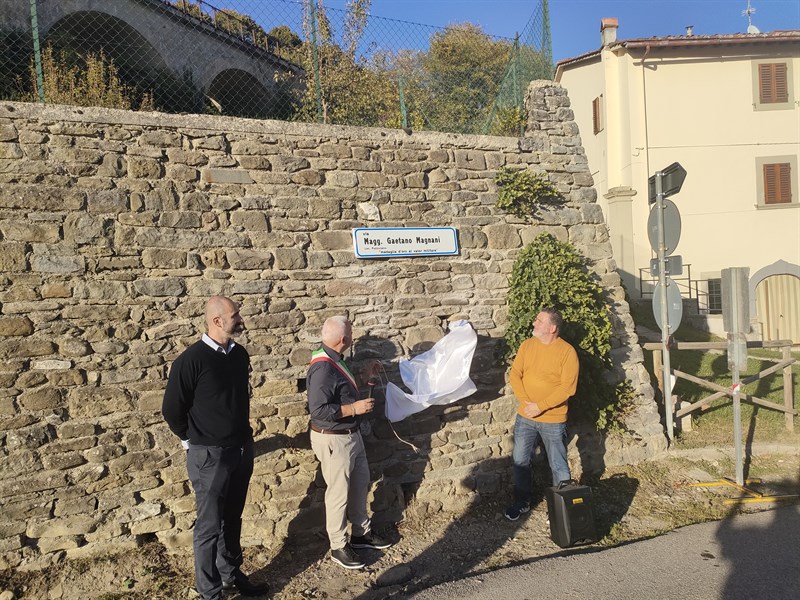 Si toglie il drappo della lapide della nuova strada dedicata al Maggiore Gaetano Magnani. 