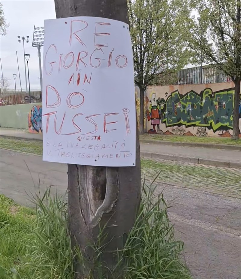 Uno dei cartelli comparsi in viale Paoli