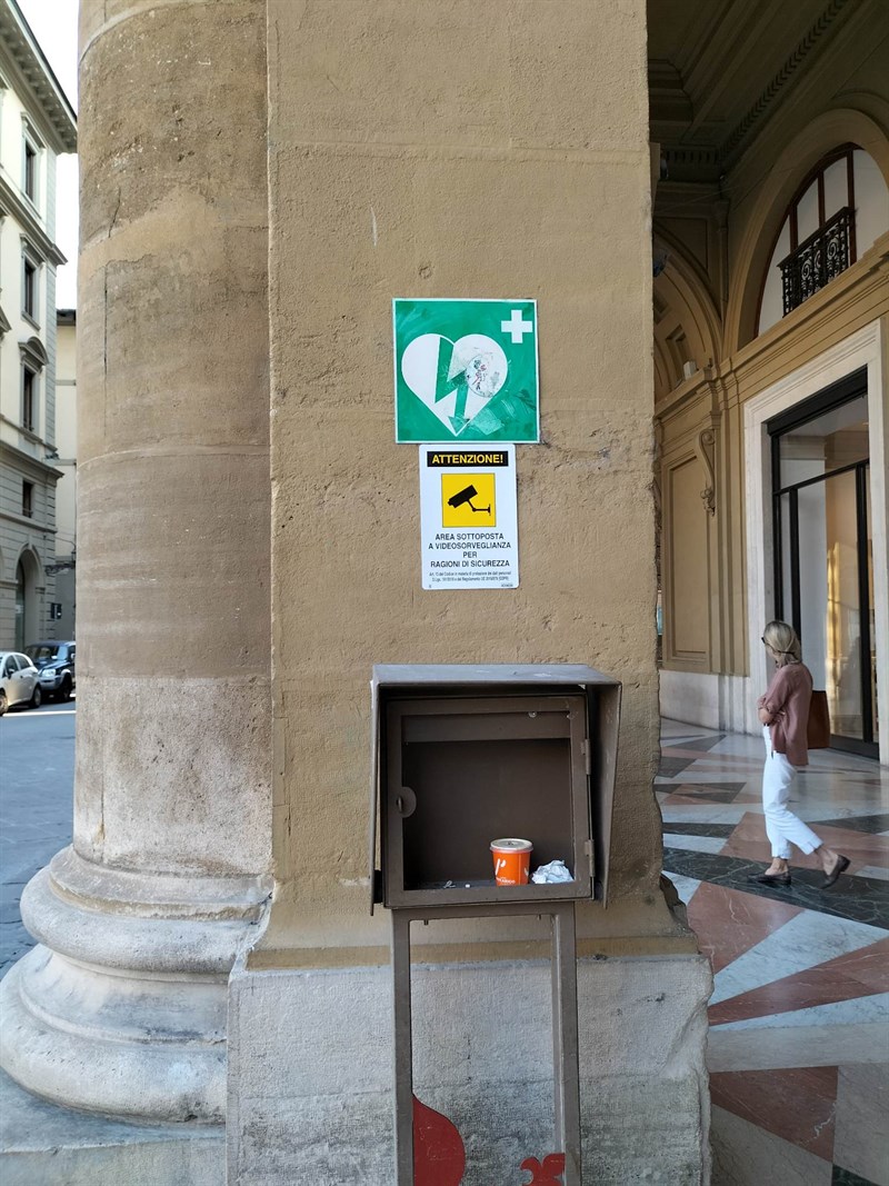 Il defibrillatore, anche se segnalato non c'è