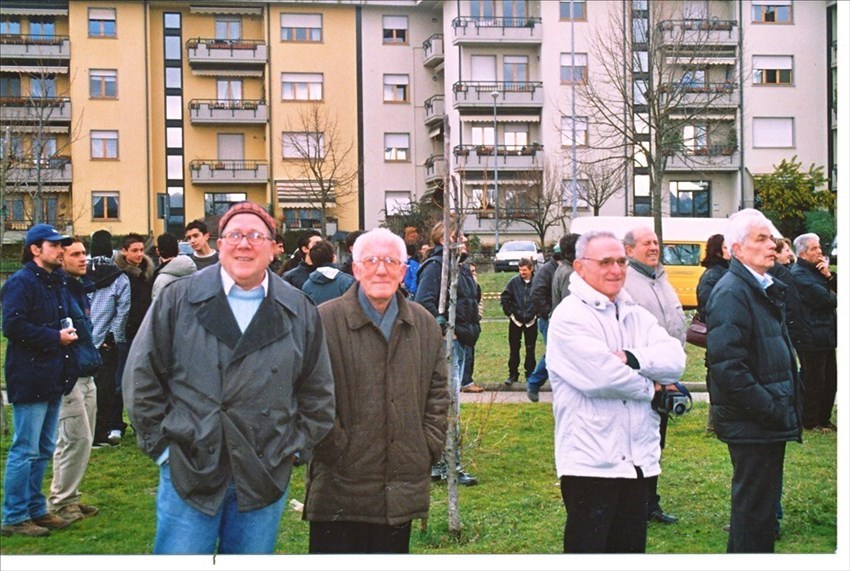 Alcuno borghigiani che assistono alla scena; da sinistra si riconoscono Roberto Piacenti il pollaiolo, detto “ruzzolo”, Aldo Pini l’ortolano detto “Aldo di tattone”, Alberto Santelli e Renat