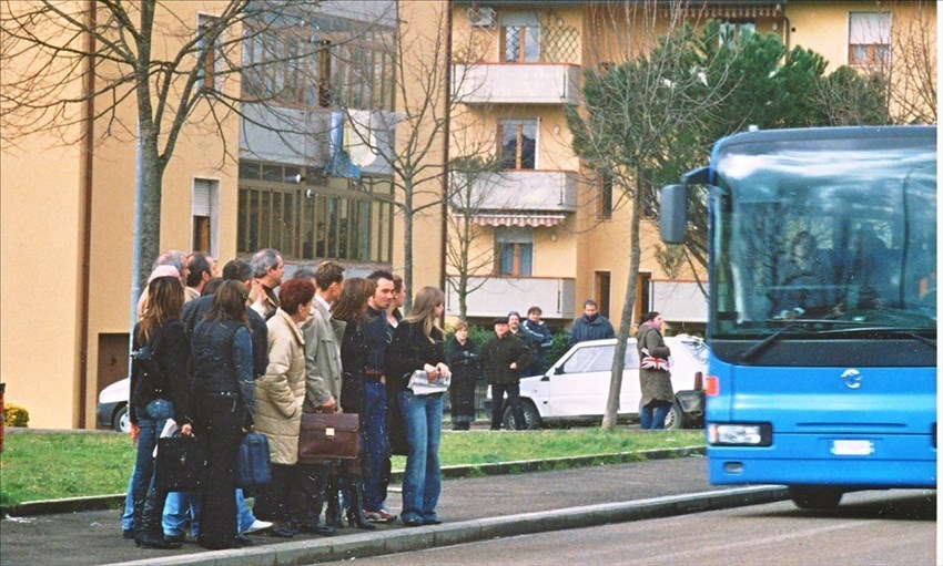 Le comparse dello spot con Schumacher (al centro con la borsa) attendono l’arrivo della Sita condotta da Roberto Potini.