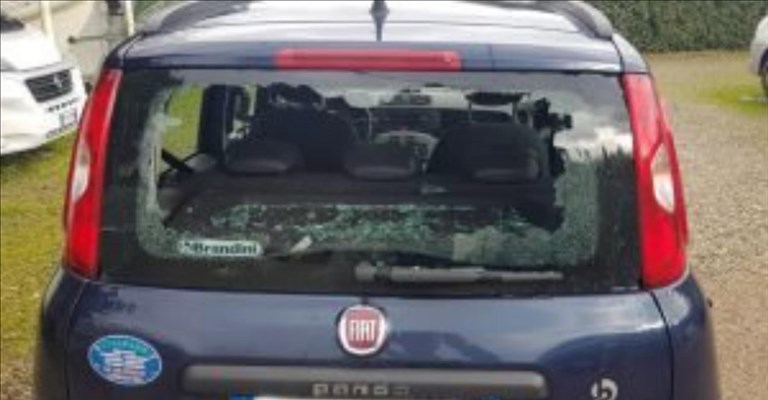 una delle auto danneggiate