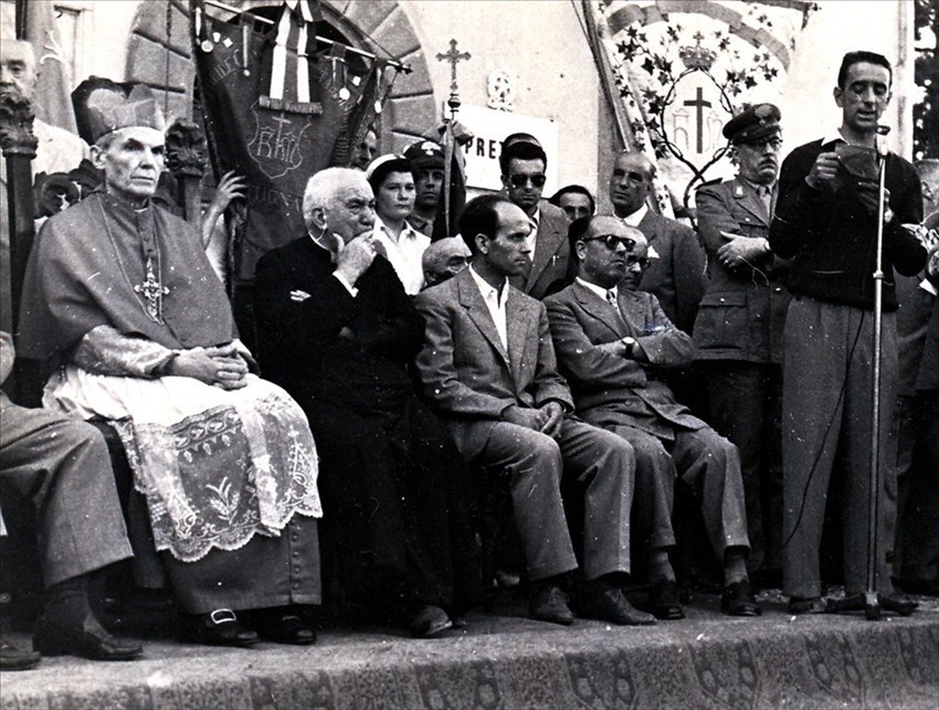 Monsignor Ugo Corsini fra il Cardinale Elia Della Costa e il sindaco Giuseppe Graziani durante una cerimonia nel 1952.