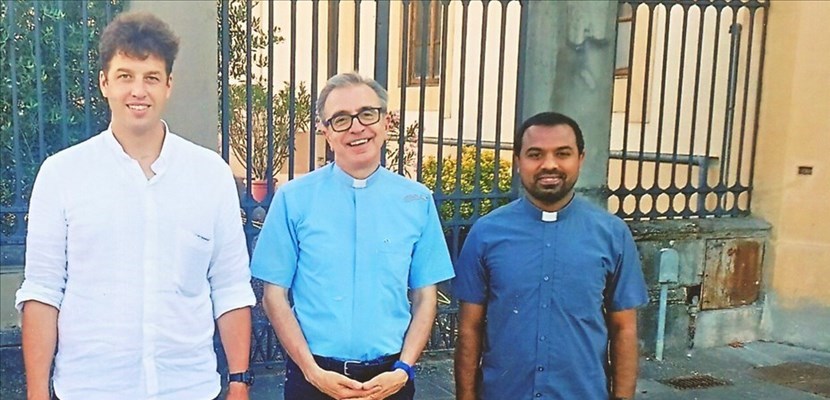 Al centro don Luciano Marchetti, fra don Antonio Lari e il cappellano don Jhoseph Nidhin